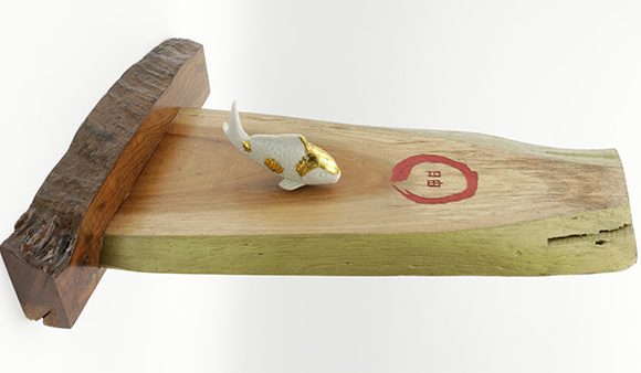 escultura pez koi en madera